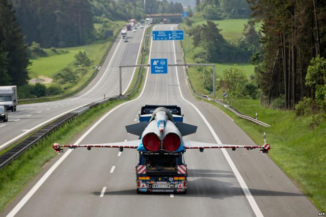 Một chiếc chiến đấu cơ Eurofighter hỏng được vận chuyển bằng xe tải trên đường cao tốc ở Plech, Đức.