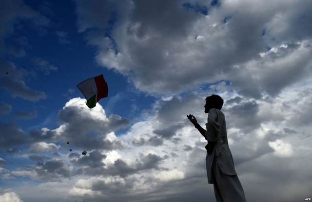 Cậu bé thả diều trên ngọn đồi Nadir Khan nhìn xuống thành phố Kabul, Afghanistan.