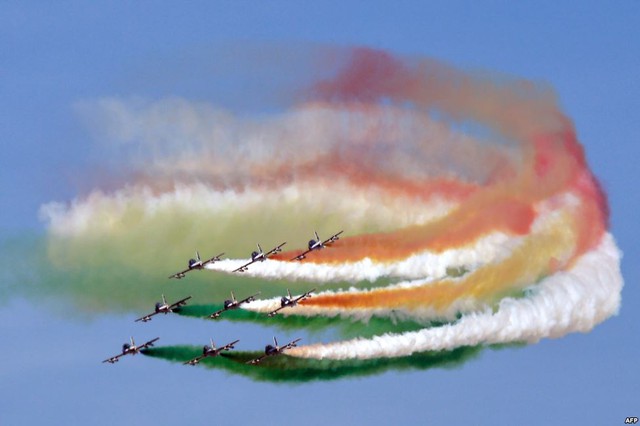 Phi đội Frecce Tricolori của Không quân Italia trình diễn phụt khói màu hình quốc kỳ Italia trên bầu trời ở thủ đô Rome.