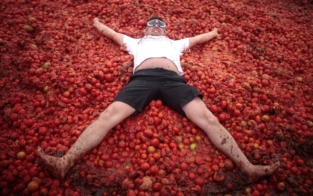 Một người đàn ông tham gia lễ hội ném cà chua Tomatina tại Sutamarchan, Colombia.