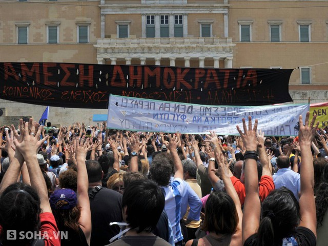 Khi đến Hi Lạp, bạn không được vẫy tay chào nhau