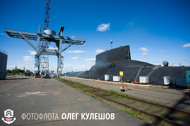 Trong 3 tàu còn lại thì chỉ duy nhất tàu TK-208 Dmitry Donskoy còn hoạt động. Đây cũng là chiếc tàu đầu tiên thuộc lớp Typhoon. Trong ảnh là tàu ngầm Dmitry Donskoy cùng cần cẩu dùng để lắp tên lửa vào tàu.