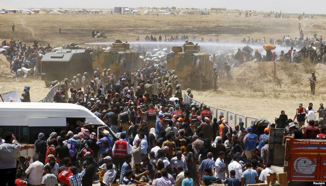 Quân đội Thổ Nhĩ Kỳ sử dụng vòi rồng phun nước để ngăn chặn người tị nạn Syria cố gắng vượt qua biên giới sang tỉnh Sanliurfa, Thổ Nhĩ Kỳ.