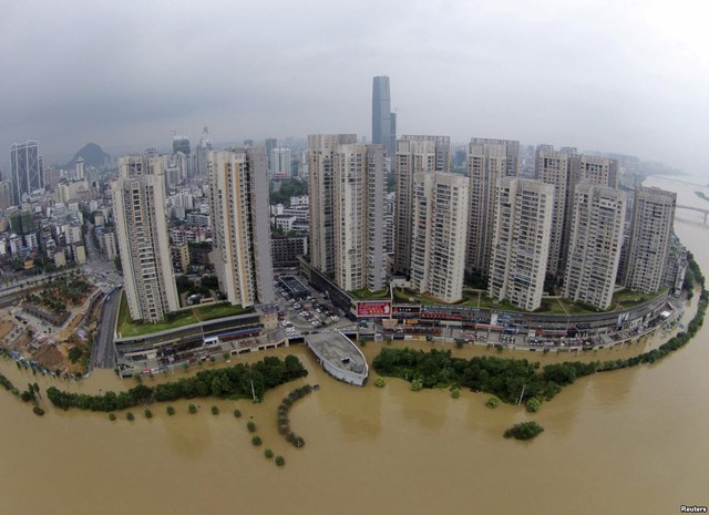 Nước lũ từ sông nhấn chìm đường phố sau nhiều ngày mưa lớn tại thành phố Liễu Châu, Trung Quốc.