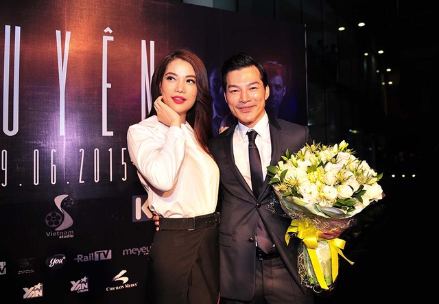 Khi Trần Bảo Sơn đang vui vẻ chụp hình cùng đồng nghiệp, Trương Ngọc Ánh bất ngờ có mặt và tặng chồng cũ 1 bó hoa tươi thắm.