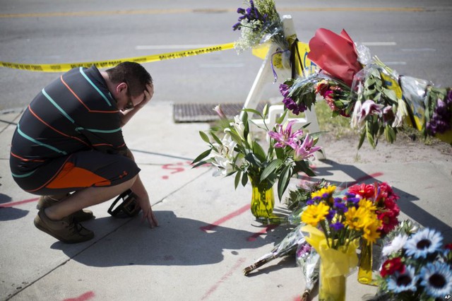 Người đàn ông tưởng niệm các nạn nhân thiệt mạng trong vụ xả súng nhằm vào nhà thờ Emanuel ở Charleston,  bang South Carolina, Mỹ. Vụ xả súng khiến 9 người thiệt mạng.