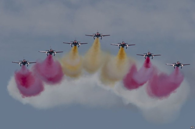 Phi đội Patrulla Águila của Không quân Tây Ban Nha trình diễn tại triểm lãm hàng không quốc tế Motril gần thành phố Granada.