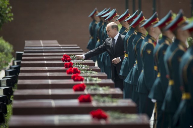Tổng thống Nga Vladimir Putin tham dự lễ đặt hoa tại đài tưởng niệm chiến sĩ vô danh ở thủ đô Moscow.