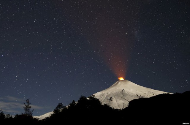 Dòng dung nham đỏ rực phun ra từ núi lửa Villarrica ở Pucon, Chile.