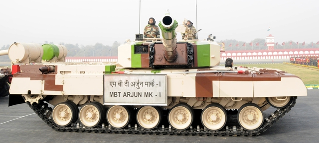 Xe tăng Arjun do Ấn Độ chế tạo.