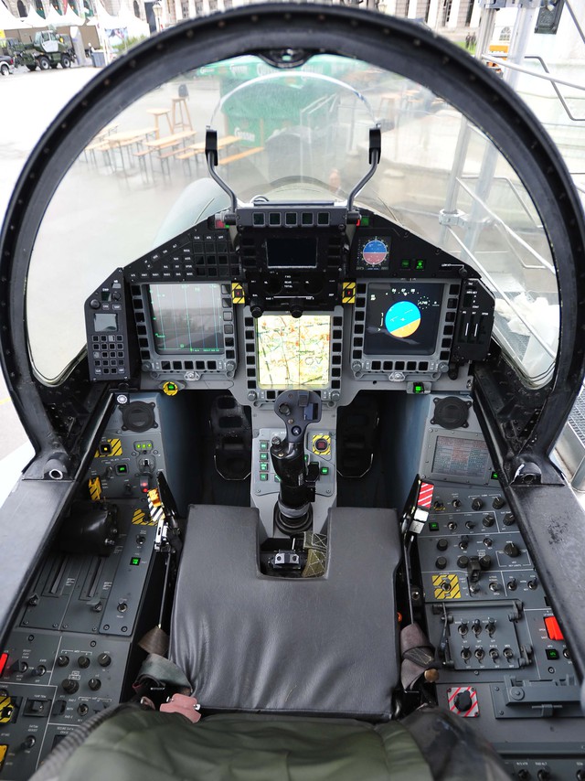 Buồng lái của Eurofighter Typhoon, ta có thể thấy 3 màn hình tinh thể lỏng hiển thị đa chức năng và một màn hình hiển thị lớn trên đầu phi công
