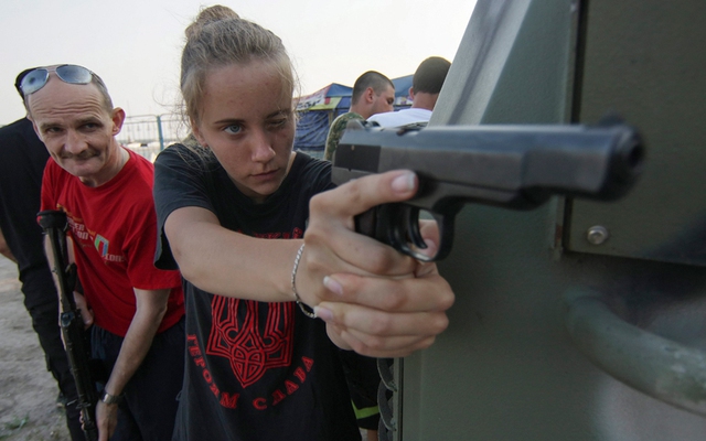 Tình nguyện viên dân sự được quân nhân Ukraine huấn luyện bắn súng tại thành phố miền đông Mariupol.