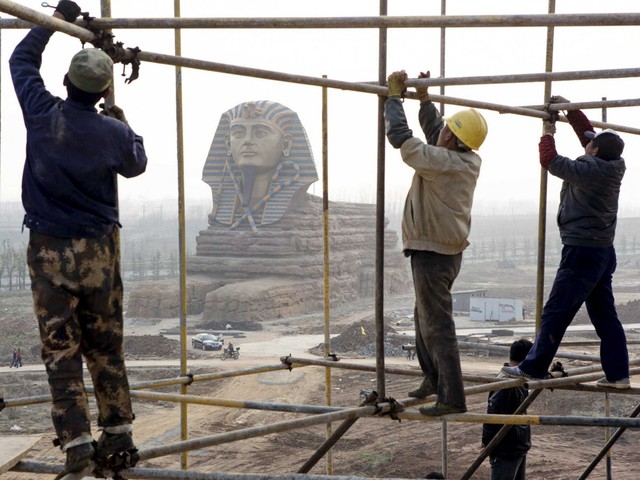 Một bản sao đầy đủ của Tượng Nhân sư lớn nhất tại Giza được xây dựng bởi người Ai Cập cổ đại vào khoảng năm 2500 trước công nguyên, giờ đang được “tái hiện” tại một công viên ở thành phố Trừ Châu, tỉnh An Huy.