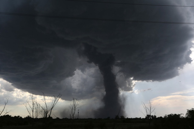 Một trận lốc xoáy mạnh quét qua khu vực Hutchinson, bang Kansas, Mỹ.