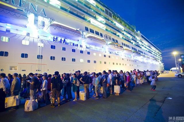Hôm 10/7 vừa qua, &quot;cơn sốt mua sắm điên cuồng&quot; của du khách Trung Quốc tại Nhật đã lên đỉnh điểm. Chính quyền thành phố Fukuoka đã phải mở một trung tâm mua sắm ngay bên sông Naka chỉ để phục vụ khách Trung Quốc.