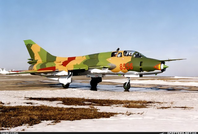 Theo đó, 2 chiếc Su-22M3K này mang số hiệu 8551 và 8556 được sơn màu rằn ri mà phù hiệu của Không quân Nhân dân Việt Nam.