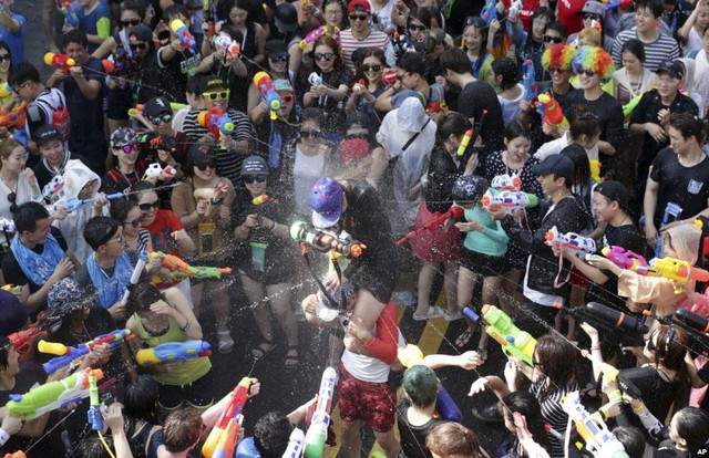 Mọi người bắn nước vào nhau trong lễ hội súng nước lần thứ ba ở thủ đô Seoul, Hàn Quốc.