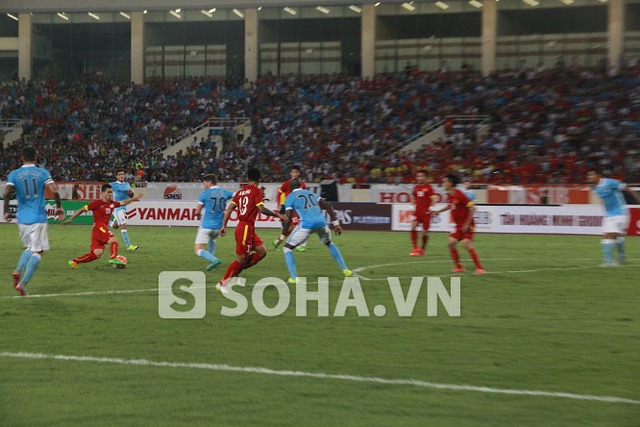 Vừa vào sân, Công Phượng đã có tình huống liều lĩnh, đi bóng xộc thẳng vào trung lộ Man City.