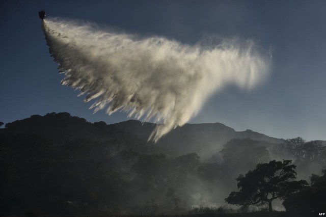 Máy bay trực thăng thả nước để dập tắt cháy rừng gần thành phố Los Barrios, Tây Ban Nha.
