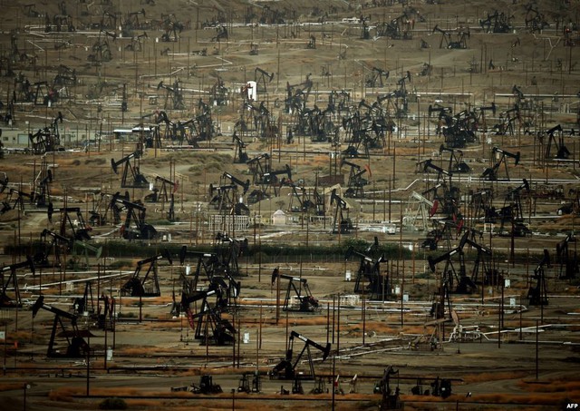 Hàng trăm máy khai thác dầu thô đang hoạt động trên cánh đồng dầu mỏ Kern River ở thành phố Bakersfield, bang California, Mỹ.