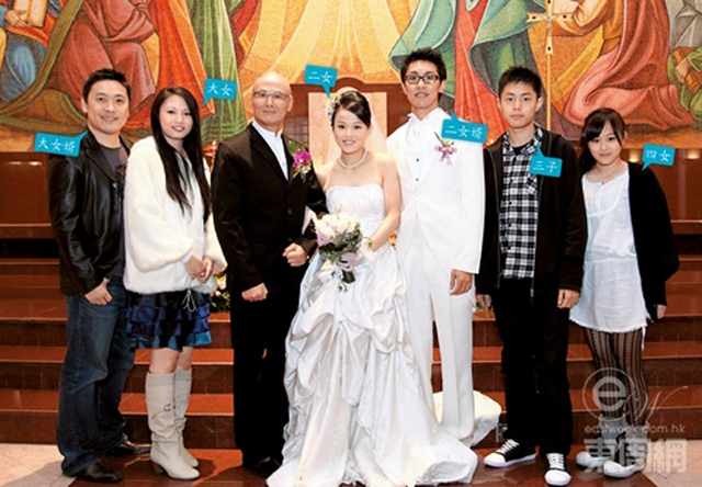 Lưu Gia Huy và các con trong đám cưới của cô con gái thứ hai Bonnie.