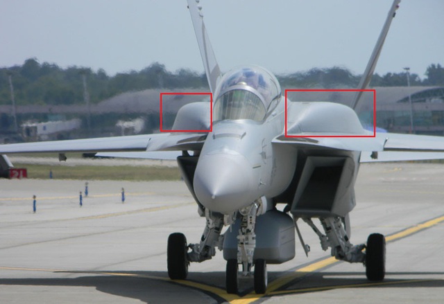 2 thùng dầu hòa nhập khí động lắp trên thân Advanced Super Hornet