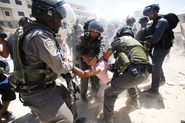Cảnh sát biên giới Israel bắt một người biểu tình Palestine tại Beit Jala, Bờ Tây.