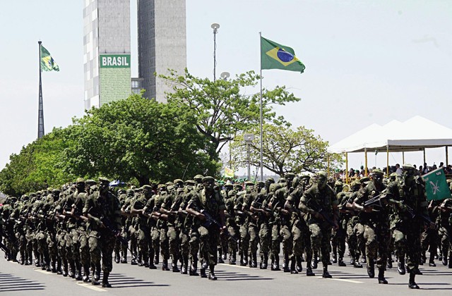 Quân đội Brazil trong một cuộc duyệt binh