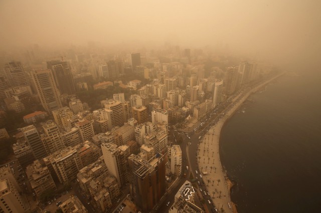 Bão cát tạo ra một đám mây bụt bao phủ thành phố Beirut, Li Băng.