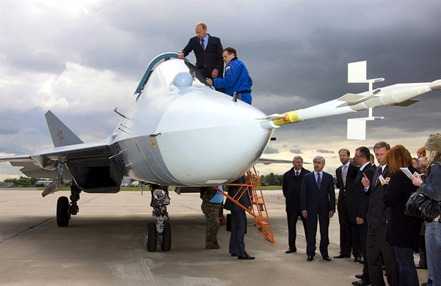 Lời đề nghị được lái tiêm kích PAK FA T-50 của Không quân Ấn Độ (IAF) được đưa ra hôm 11/9 trước thềm chuyến thăm Nga của Thủ tướng Ấn Độ Narendra Modi vào tháng 12/2015 tới đây. Trong ảnh: Tổng thống Nga Putin tham quan tiêm kích T-50.