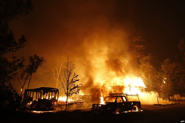 
Cháy rừng thiêu rụi ô tô và nhà dân tại thị trấn Middletown, bang California, Mỹ.
