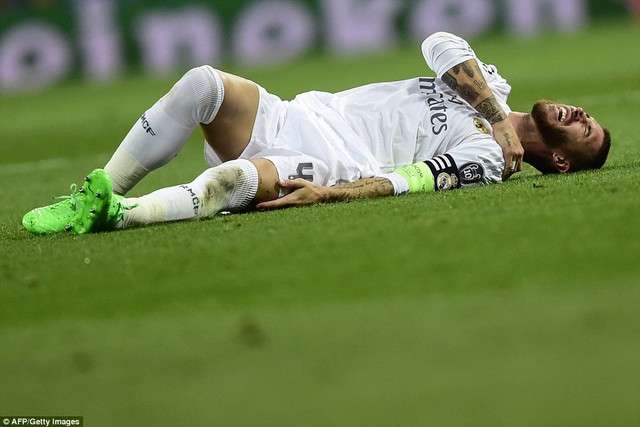 
Ramos chấn thương vai.
