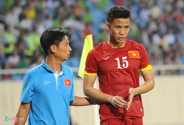 
Quế Ngọc Hải bị đau trước U23 Hàn Quốc (Ảnh: Zing.vn).
