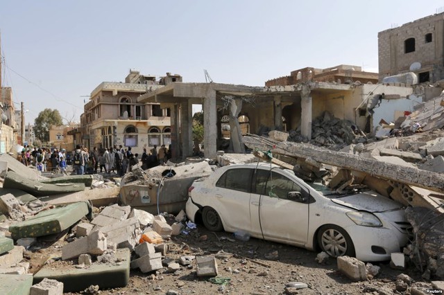 
Mọi người tập trung tại hiện trường vụ không kích của liên quân Ả-rập vào thành phố Sanaa, Yemen.
