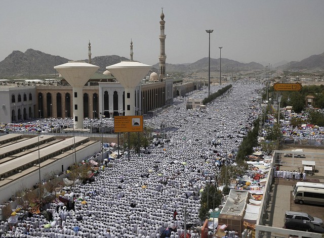 
Hàng chục nghìn tín đồ Hồi giáo mặc trời nắng gắt đứng cầu nguyện dưới chân núi Arafat. Ảnh: Reuters
