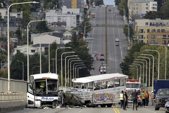 
Toàn cảnh hiện trường vụ xe bus đâm xe du lịch ở Seattle.

