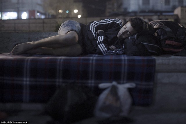 
Abdul Karim, 17 tuổi, ngủ trên đường phố ở Athens, Hi Lạp. Chàng thiếu niên người Syria không còn tiền, sau khi dùng những đồng euro cuối cùng để mua vé phà tới thành phố Athens. Hiện tại, Karim chỉ ước hai điều đơn giản là được ngủ trên giường và ôm em gái bé nhỏ của mình.

