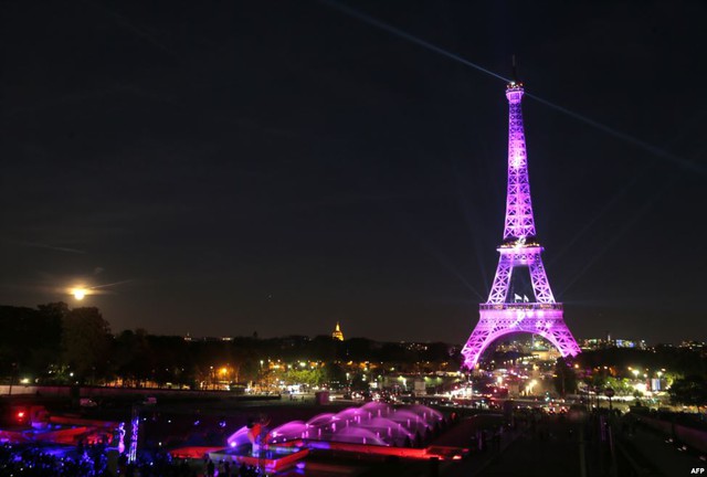 Tháp Eiffel ở thành phố Paris được chiếu ánh sáng màu hồng để hướng ứng chiến dịch tuyên truyền về bệnh ung thư vú ở Pháp.