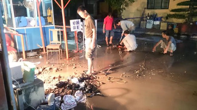 
Ngày 29.9, Bệnh viện Phụ sản Hà Nội đã hết nước dự trữ. Bệnh viện phải mua nước sạch từ xe stec và lắp đặt thêm máy bơm để đẩy nước trong đường ống.
