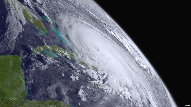 
Ảnh chụp vệ tinh cho thấy cơn bão Joaquin với sức gió mạnh cường độ lên tới 215 km/h đang hoạt động trên Đại Tây Dương và dự kiến sẽ đổ bộ vào nước Mỹ cuối tuần này.
