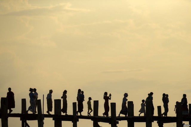 
Mọi người đi qua cây cầu U Bein bắc qua hồ Tuangthaman ở Mandalay, Myanmar.
