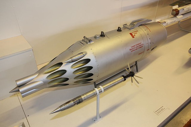 Thùng rocket UB-32-57 và đạn rocket S-5