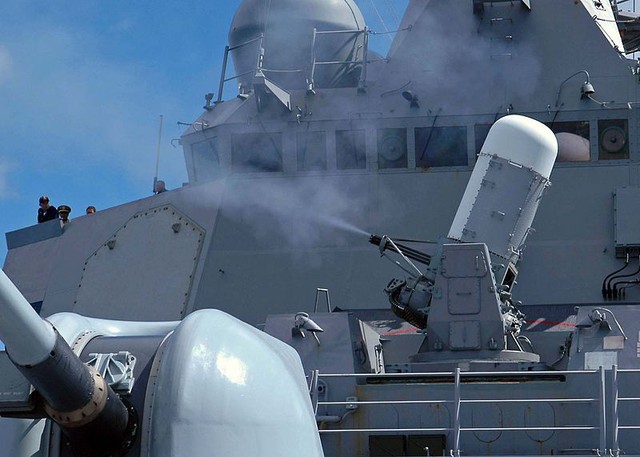 
Hệ thống vũ khí trên tàu USS Benfold cũng như các tàu khu trục Arleigh Burke Flight I bao gồm 1 pháo hạm Mark 45 cỡ nòng 127mm, 2 hệ thống phòng thủ tầm cực gần (CIWS) Phalanx, 2 pháo 25mm,...
