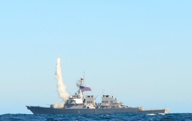 
Tàu USS Benfold phóng tên lửa hành trình Tomahawk.
