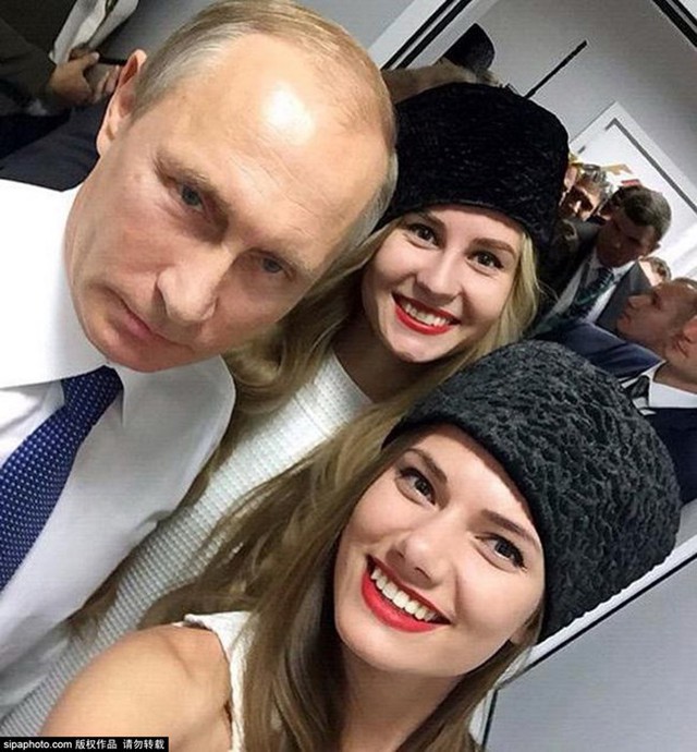 
Violetta và bạn chụp ảnh tự sướng với Tổng thống Nga, Putin.
