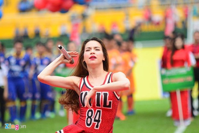 
Hồ Ngọc Hà tới biểu diễn tại lễ khai mạc Cúp Quốc gia Báo Thanh Niên 2015 (Ảnh: Zing.vn).
