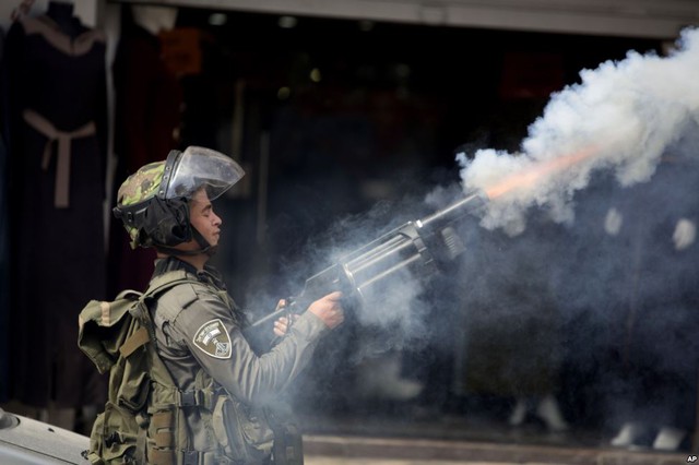 Cảnh sát Israel bắn đạn hơi cay nhằm vào người biểu tình Palestine trong cuộc đụng độ tại thị trấn al-Ram, Bờ Tây.