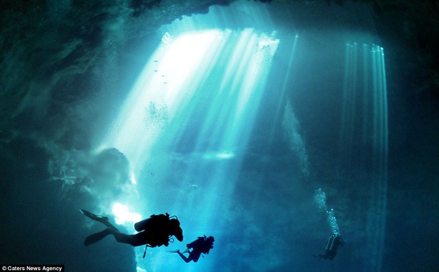 Nhiếp ảnh gia người Mỹ vô cùng can đảm khi lặn xuống hố sâu ghi lại những bức ảnh tuyệt đẹp.