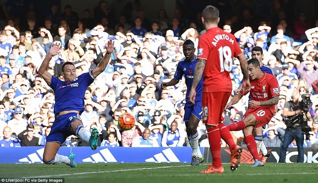 
Philippe Coutinho ghi bàn cân bằng tỷ số 1-1 ở cuối hiệp 1, bằng cú sút rất đẹp mắt sau tình huống xử lý bóng đầy kĩ thuật.
