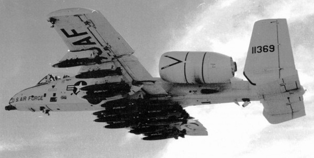 Nguyên mẫu YA-10A (c/n 71-1369) thử nghiệm mang 28 quả bom Mk.82